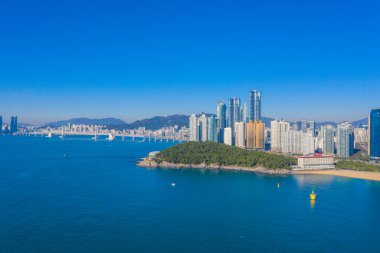 BUSAN, KOREA, OKTOBER 30, 2019: Dongbaek parkı ve Kore Cumhuriyeti 'ndeki Haeundae Sahili' nin havadan görünüşü