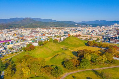 BUSAN, KOREA, 31 EKİM 2019: Kore Cumhuriyeti 'nin Gyeongju kentindeki mezarların havadan görünüşü