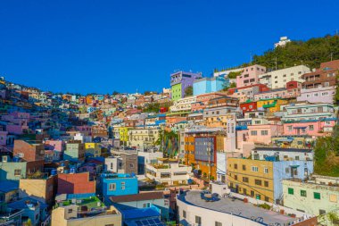 BUSAN, KOREA, 30 Ekim 2019: Busan, Kore Cumhuriyeti 'ndeki Gamcheon kültür köyünün havadan görünüşü