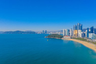 BUSAN, KOREA, OKTOBER 30, 2019: Dongbaek parkı ve Kore Cumhuriyeti 'ndeki Haeundae Sahili' nin havadan görünüşü