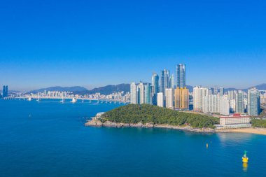 BUSAN, KOREA, OKTOBER 30, 2019: Dongbaek parkı ve Kore Cumhuriyeti 'ndeki Haeundae Sahili' nin havadan görünüşü