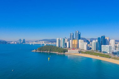 BUSAN, KOREA, OKTOBER 30, 2019: Dongbaek parkı ve Kore Cumhuriyeti 'ndeki Haeundae Sahili' nin havadan görünüşü