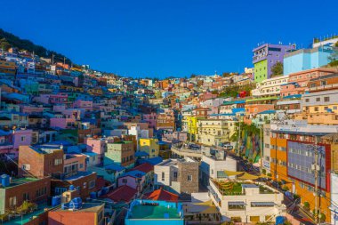 BUSAN, KOREA, 30 Ekim 2019: Busan, Kore Cumhuriyeti 'ndeki Gamcheon kültür köyünün havadan görünüşü