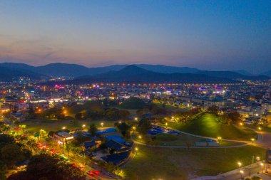 GYEONGJU, KOREA, NOVEMBER 1, 2019: Gyeongju, Kore Cumhuriyeti 'nin gömü mezarlarının günbatımı görüntüsü