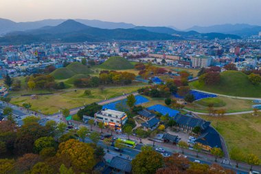 GYEONGJU, KOREA, NOVEMBER 1, 2019: Gyeongju, Kore Cumhuriyeti 'nin gömü mezarlarının günbatımı görüntüsü
