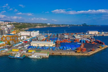 SEOGWIPO, KOREA, 11 Kasım 2019: Jeju adasındaki Seogwipo konteynır limanının havadan görünüşü