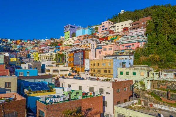 BUSAN, KOREA, 30 Ekim 2019: Busan, Kore Cumhuriyeti 'ndeki Gamcheon kültür köyünün havadan görünüşü