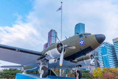 SEOUL, Kore, 10 Kasım 2019: Seul, Kore Cumhuriyeti 'ndeki Yeouido Adası' nın merkezinde C-47 uçağı