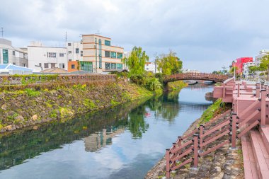 JEJU CITY, KOREA, 11 Kasım 2019: Jeju şehrinin merkezindeki kanal,