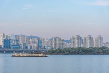 SEOUL, Kore, 10 Kasım 2019: Seul, Kore Cumhuriyeti 'nde Han nehrinin nehir kenarındaki gökdelenler