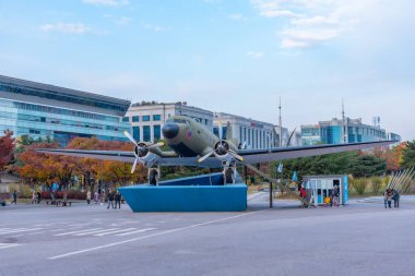 SEOUL, Kore, 10 Kasım 2019: Seul, Kore Cumhuriyeti 'ndeki Yeouido Adası' nın merkezinde C-47 uçağı
