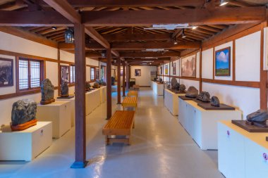 JEJU, Kore, 12 Kasım 2019: Kore Cumhuriyeti Jeju halk köyündeki Taş Kültür Sergi Salonu