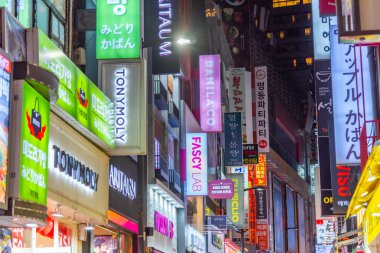 SEOUL, Kore, 9 Kasım 2019: Kore Cumhuriyeti Seul 'ün Myeongdong ilçesinde renkli tabelalar