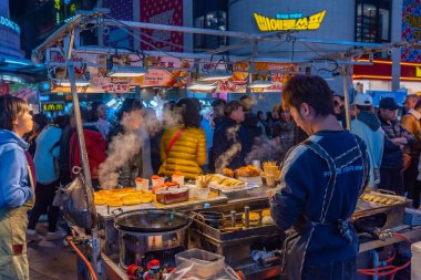 SEOUL, Kore, 9 Kasım 2019: Seul, Kore Cumhuriyeti 'nde gece boyunca Myeongdong gıda pazarı