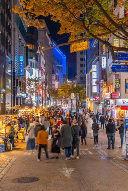 SEOUL, Kore, 9 Kasım 2019: Seul, Kore Cumhuriyeti 'nde gece boyunca Myeongdong gıda pazarı