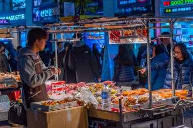 SEOUL, Kore, 9 Kasım 2019: Seul, Kore Cumhuriyeti 'nde gece boyunca Myeongdong gıda pazarı