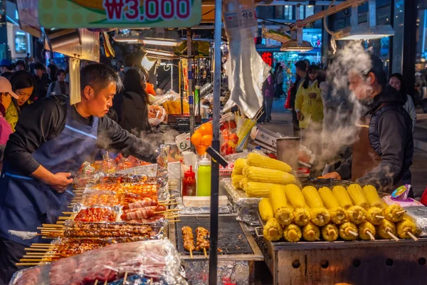 Seoul Corea Noviembre 2019 Mercado Alimentos Myeongdong Durante Noche Seúl — Foto de Stock