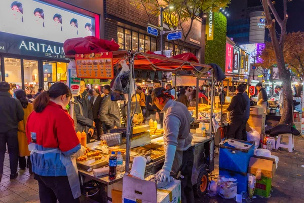 ソウル 2019年11月9日 韓国のソウルで夜の明洞食品市場 — ストック写真