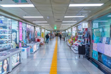 SEOUL, Kore, 9 Kasım 2019: Seul, Kore Cumhuriyeti 'nin merkezindeki yeraltı alışveriş geçidi