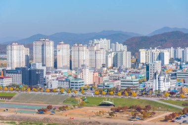 GJU, KOREA, NOVEMBER 8, 2019: Kore Cumhuriyeti 'nin Geum Nehri' nin arkasındaki Gongju 'nun havadan görünüşü