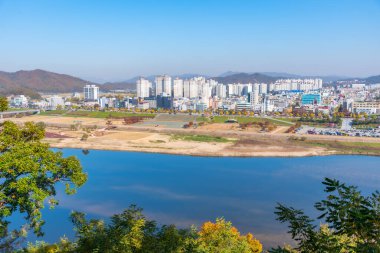 GJU, KOREA, NOVEMBER 8, 2019: Kore Cumhuriyeti 'nin Geum Nehri' nin arkasındaki Gongju 'nun havadan görünüşü