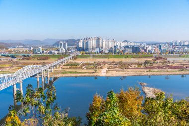 GJU, KOREA, NOVEMBER 8, 2019: Kore Cumhuriyeti 'nin Geum Nehri' nin arkasındaki Gongju 'nun havadan görünüşü