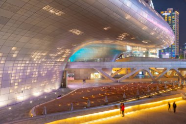 SEOUL, Kore, 7 Kasım 2019: Seul 'deki Dongdaemun Tasarım Plaza' nın Gece Görüşü