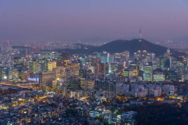 SEOUL, Kore, 7 Kasım 2019: Seul şehir merkezine bakan Namsan Kulesi Gece Görüşü
