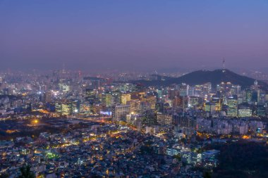SEOUL, Kore, 7 Kasım 2019: Gyeongbokgung Sarayı ve Kore Cumhuriyeti şehir merkezi manzaralı Namsan Kulesi