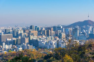 SEOUL, Kore, 7 Kasım 2019: Seul şehir merkezine bakan Namsan Kulesi 'nin gün batımı manzarası