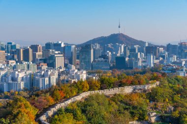 SEOUL, KOREA, 7 Kasım 2019: Kore Cumhuriyeti 'nin Seul kentindeki Inwangsan Dağı' nın arkasındaki Namsan Kulesi 'nin günbatımı manzarası