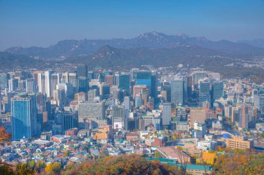 SEOUL, Kore, 7 Kasım 2019: Seul 'deki Namsan Kulesi' nden Seul şehir merkezinin havadan görünüşü