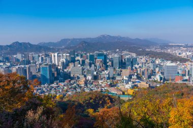 SEOUL, Kore, 7 Kasım 2019: Seul 'deki Namsan Kulesi' nden Seul şehir merkezinin havadan görünüşü