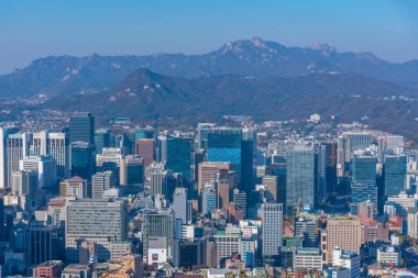 SEOUL, Kore, 7 Kasım 2019: Seul 'deki Namsan Kulesi' nden Seul şehir merkezinin havadan görünüşü