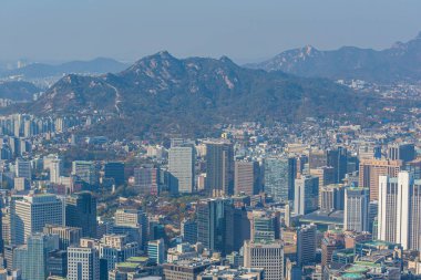 SEOUL, Kore, 7 Kasım 2019: Seul 'deki Namsan Kulesi' nden Seul şehir merkezinin havadan görünüşü