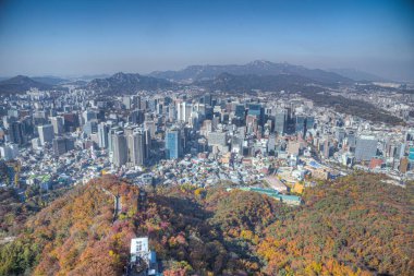 SEOUL, Kore, 7 Kasım 2019: Seul 'deki Namsan Kulesi' nden Seul şehir merkezinin havadan görünüşü