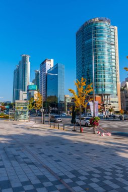 SEOUL, Kore, 7 Kasım 2019: Seul, Kore Cumhuriyeti 'nin Samseong ilçesinde işlek bir caddenin görüntüsü