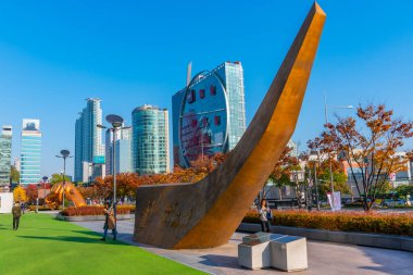 SEOUL, Kore, 7 Kasım 2019: Seul, Kore Cumhuriyeti 'nin Samseong ilçesinde işlek bir caddenin görüntüsü