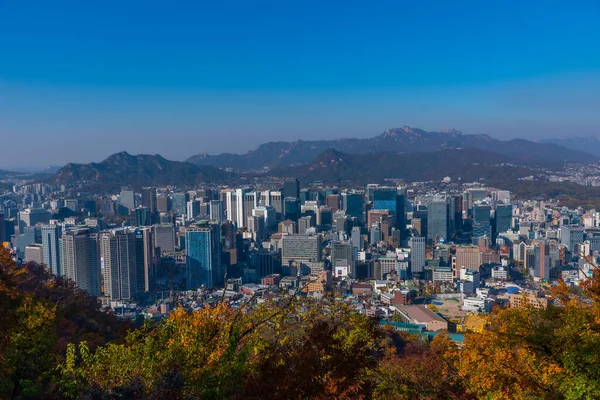 SEOUL, Kore, 7 Kasım 2019: Seul 'deki Namsan Kulesi' nden Seul şehir merkezinin havadan görünüşü