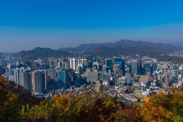 SEOUL, Kore, 7 Kasım 2019: Seul 'deki Namsan Kulesi' nden Seul şehir merkezinin havadan görünüşü