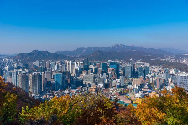 SEOUL, Kore, 7 Kasım 2019: Seul 'deki Namsan Kulesi' nden Seul şehir merkezinin havadan görünüşü