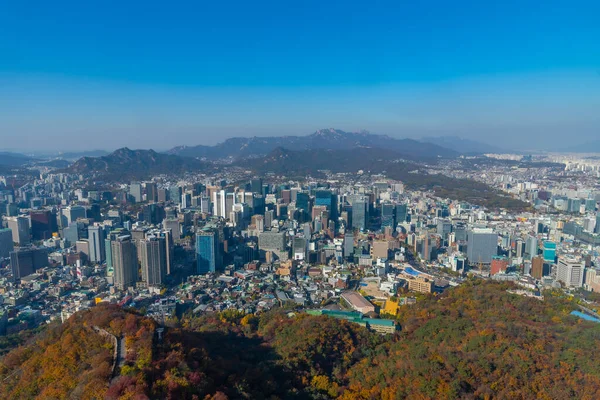 SEOUL, Kore, 7 Kasım 2019: Seul 'deki Namsan Kulesi' nden Seul şehir merkezinin havadan görünüşü