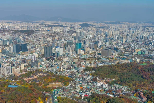 SEOUL, Kore, 7 Kasım 2019: Seul 'deki Namsan Kulesi' nden Seul şehir merkezinin havadan görünüşü