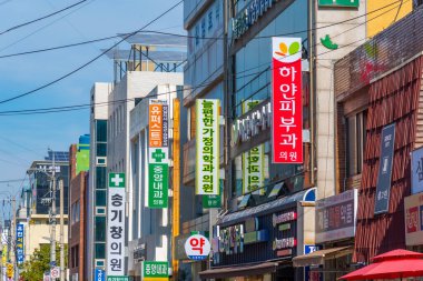 MOKPO, Kore, 6 Kasım 2019: Mokpo, Kore Cumhuriyeti 'nde merkezi bir caddenin görüntüsü