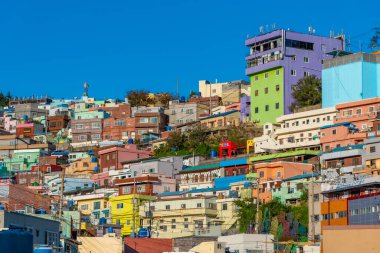 BUSAN, Kore, 30 Ekim 2019: Busan, Kore Cumhuriyeti 'ndeki Gamcheon kültür köyündeki evlerin renkli cepheleri