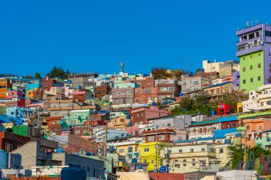 BUSAN, Kore, 30 Ekim 2019: Busan, Kore Cumhuriyeti 'ndeki Gamcheon kültür köyündeki evlerin renkli cepheleri