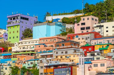 BUSAN, Kore, 30 Ekim 2019: Busan, Kore Cumhuriyeti 'ndeki Gamcheon kültür köyündeki evlerin renkli cepheleri