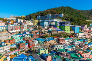BUSAN, Kore, 30 Ekim 2019: Busan, Kore Cumhuriyeti 'ndeki Gamcheon kültür köyündeki evlerin renkli cepheleri