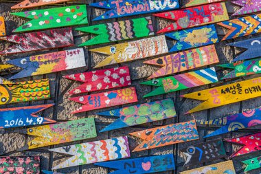 BUSAN, KOREA, 30 Ekim 2019: Kore Cumhuriyeti 'nin Busan kentindeki Gamcheon kültür köyünde balık istikameti tabelaları