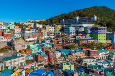 BUSAN, Kore, 30 Ekim 2019: Busan, Kore Cumhuriyeti 'ndeki Gamcheon kültür köyündeki evlerin renkli cepheleri
